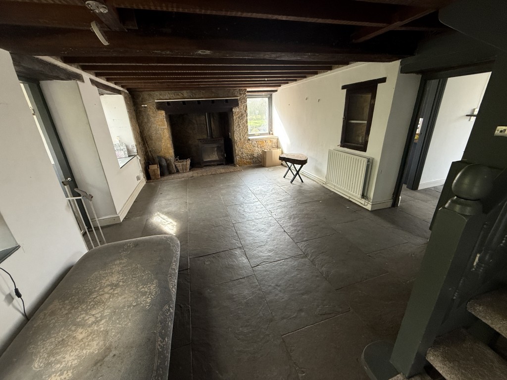 Lot: 144 - DETACHED COTTAGE WITH OUTBUILDING AND STABLES ON A SITE MEASURING OVER SIX ACRES - General view of living room